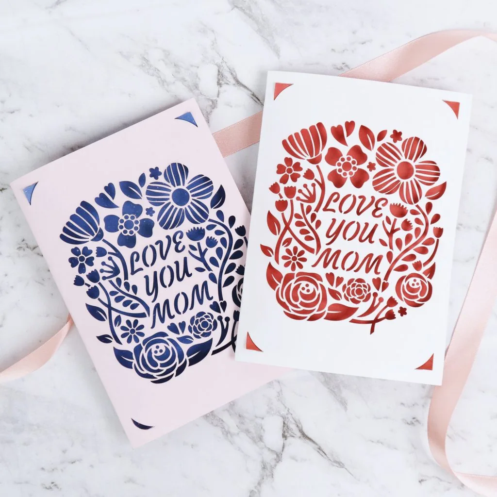 切割出 Love you mom 字樣的花卉卡片