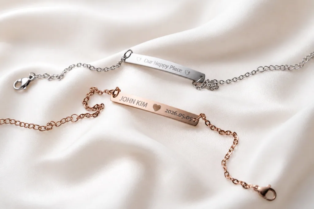 刻有 Our Happy Place 與 JOHN KIM ♥ 2026.05.05 的金屬手環