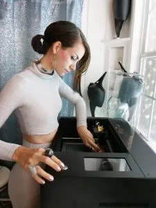 Anouk Wipprecht 展示 Pangolin 禮服的細部設計