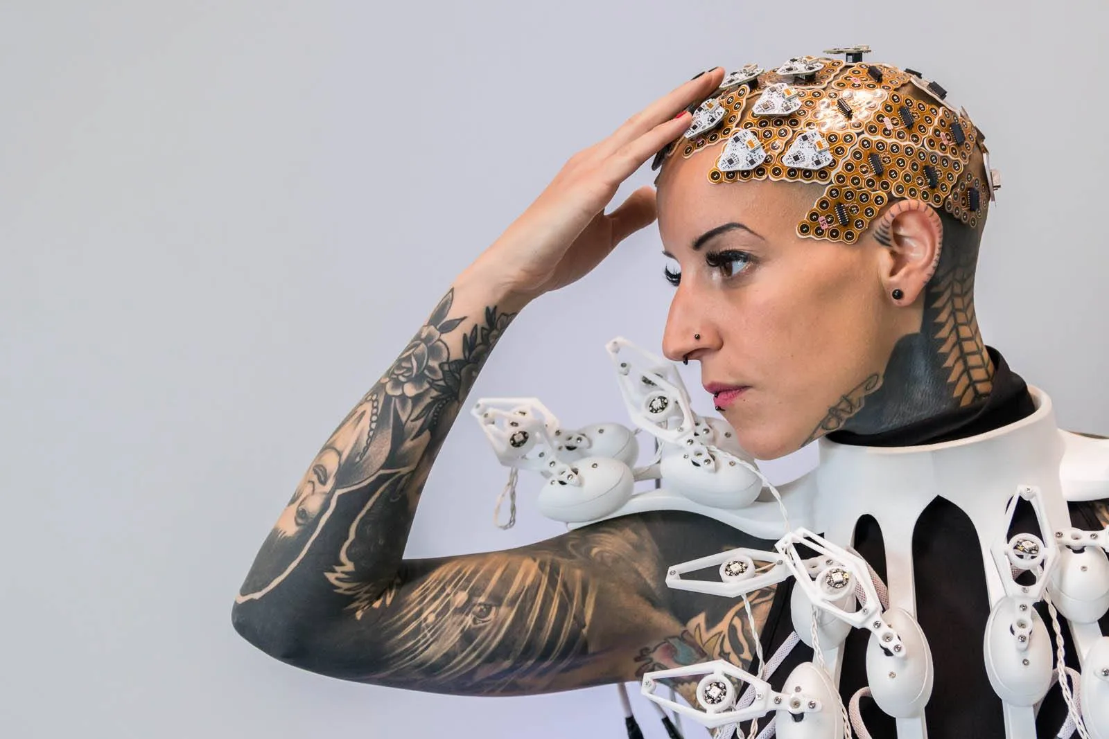 Anouk Wipprecht 穿著 Pangolin 禮服