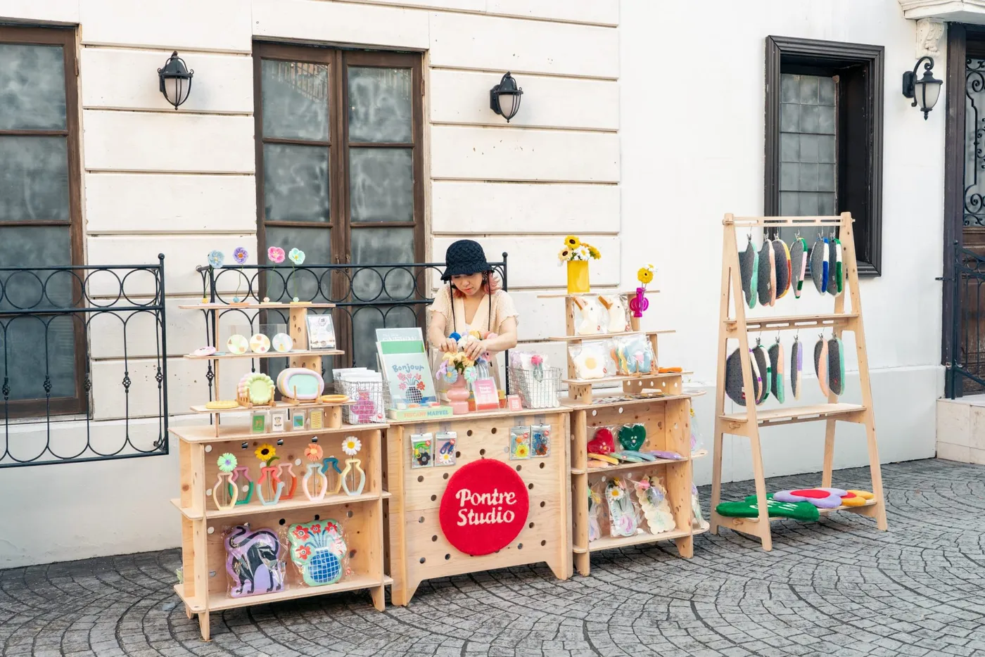 Mika Matsumoto 在戶外市集展示 PONTRE STUDIO 產品