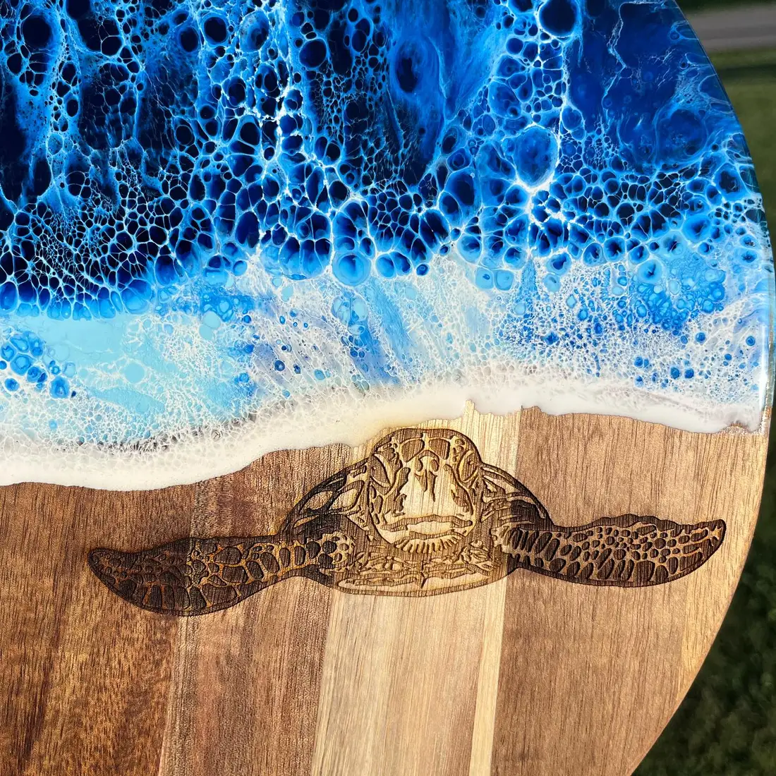 雷射雕刻海龜上的藍色海洋滴膠藝術