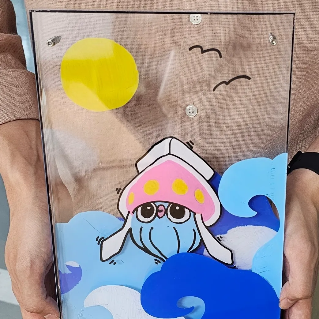 以彩繪透明壓克力層組裝而成的繽紛鳥形作品