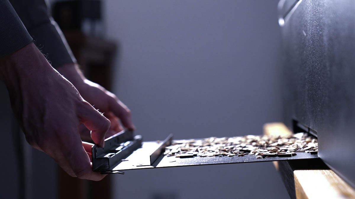 使用者透過 HEXA 內建清潔槽清除材料碎屑