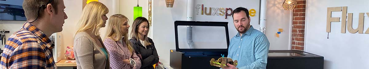 FLUX 合作夥伴向參與者示範雷射切割機