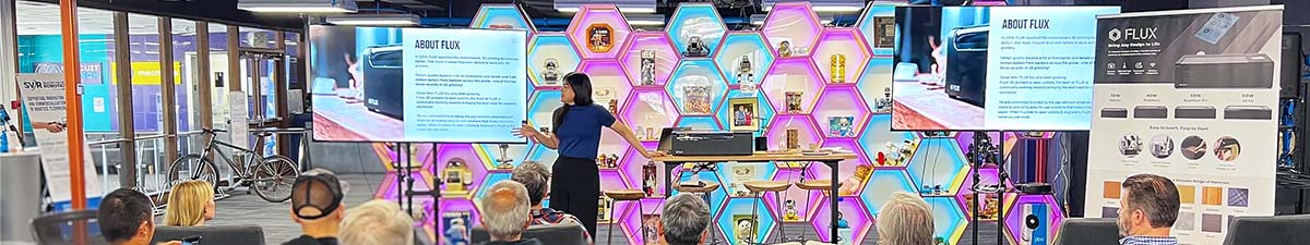 講者在展覽現場介紹 FLUX 產品
